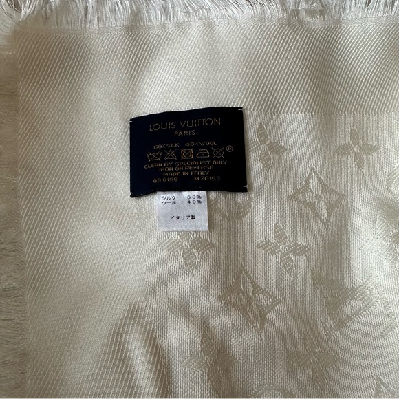 Louis Vuitton Rare White Poppygram Shawl - Picture 6 of 7